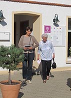 2 Frauen am Eingang des Gesundheitshauses