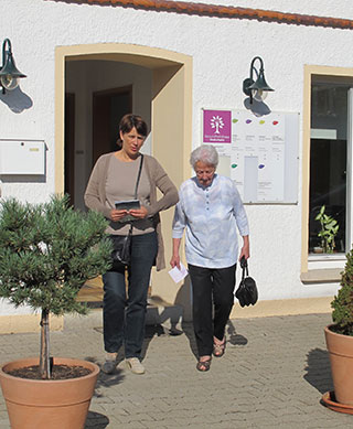 Zwei Frauen vor dem Eingang des Gesundheitshauses